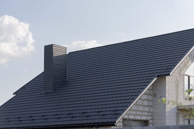 Toužíte po nadčasovém vzhledu a řešení, které vydrží roky? S břidlicí máte jistotu, že dům bude vypadat skvěle i za desítky let. Zdroj: Jenya Smyk, Shutterstock