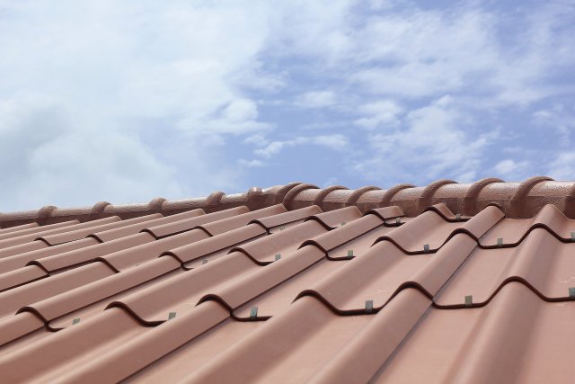 Nízká hmotnost dělá z vláknocementové krytiny oblíbenou volbu při rekonstrukcích, zejména tam, kde není prostor pro větší zásahy do krovu. Zdroj: Phoyen Chatta, Shutterstock