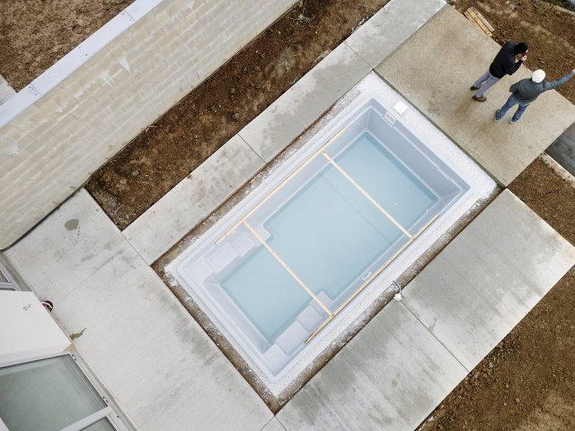 Konzistence izolační hmoty nedovoluje vznik žádných vzduchových kapes či skulin, které by snižovaly tepelněizolační účinek materiálu a snižovaly tuhost a pevnost izolace.