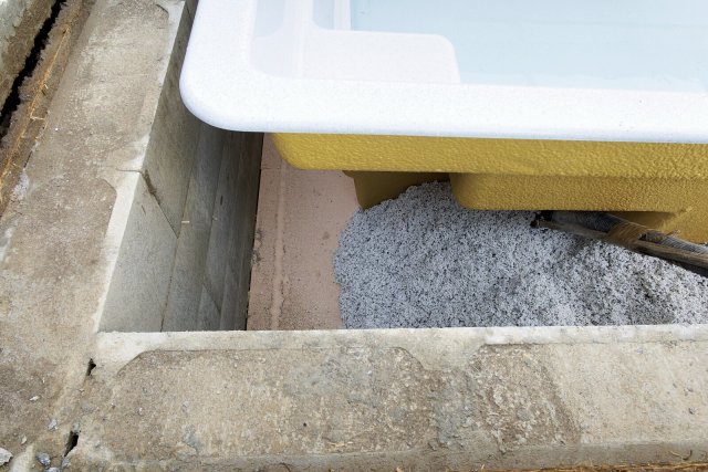 Veškeré rozvody či technologická zařízení hmota ThermoWhite jednoduše obteče a odizoluje. Samotné lití je velmi rychlé a probíhá u jednoho bazénu několik desítek minut.