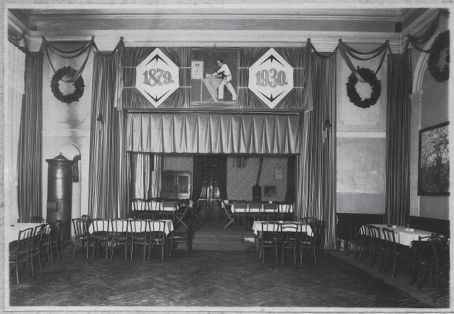 První truhlářský ples firmy Novotný se uskutečnil v roce 1930 v Panském domě a byl výraznou společenskou událostí, která odrážela význam firmy i řemesla v tehdejším Týništi nad Orlicí. Foto: Archiv města Týniště nad Orlicí