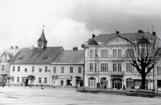 Přestože je interiér budovy značně zdevastovaný, její fasáda zůstává nepřehlédnutelnou dominantou náměstí od let 1912–1913, kdy byl původní „Panský dům“ přestavěn do dnešní podoby dvoupatrového secesního domu. Foto: Archiv města Týniště nad Orlicí