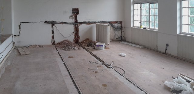 V první fázi rekonstrukce byly odstraněny staré podlahy a vyhotoveny nové elektrické rozvody.