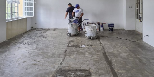 Následovalo zacelení spár a aplikování penetrace.