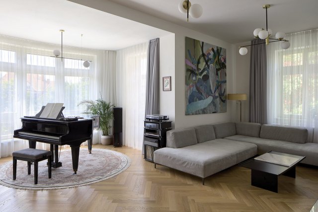 Mezi obývacím pokojem a kuchyní zůstala zachovaná a zrenovovaná původní sestava s posuvnými dveřmi.