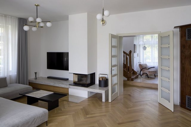 Rekonstrukce interiéru se snažila zachovat charakter domu a zároveň ho přizpůsobit každodennímu životu.