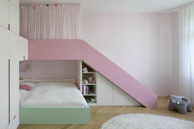 Dětský pokoj se od ostatních částí domu liší odvážnějším použitím barev a měkčím výrazem.