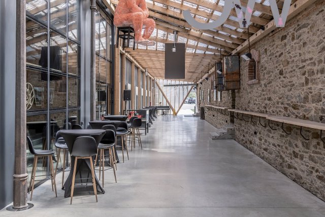 Co šlo, našlo nové využití přímo ve stavbách areálu, zbytek se druhotně
zpracoval a vrátil do provozu v jiné podobě.