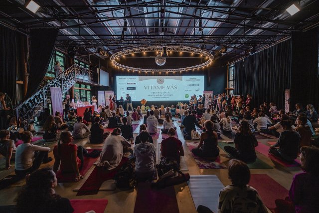 Srdcem hlavní budovy je multimediální sál, navržený jako flexibilní prostor pro divadlo, koncerty, filmové projekce i odborná setkání.