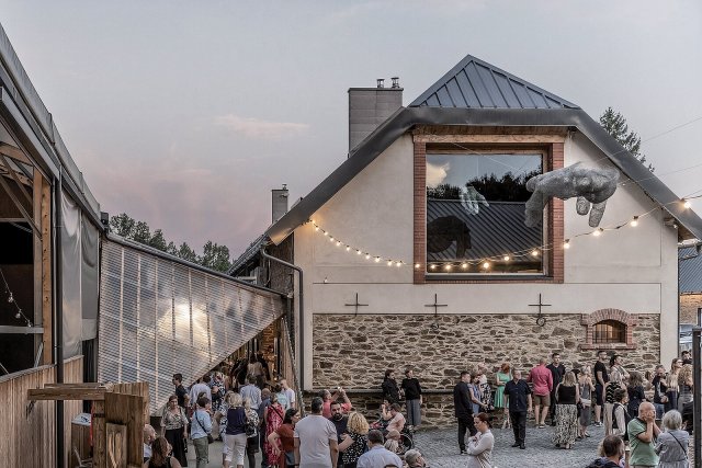 Architektura Voděrádek vzniká živelně a svobodně. Díky vlastní stavební firmě investora může architekt reagovat přímo na stavbě a nechat projekt přirozeně růst.