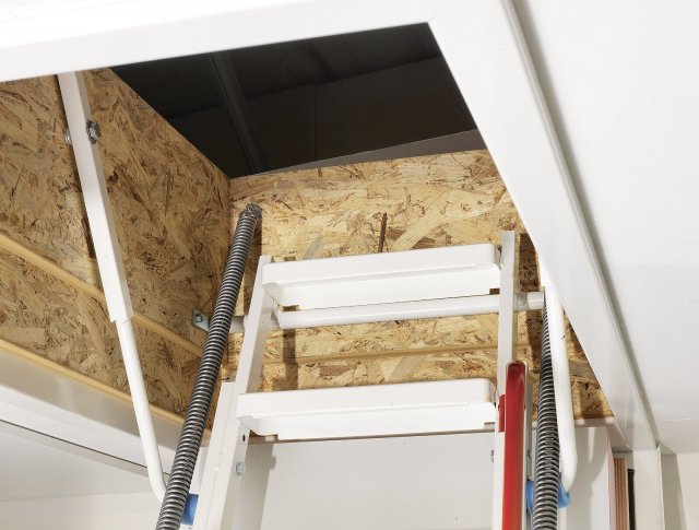 Spodní víko půdních schodů Wippro je zateplené 10 cm silnou vrstvou kamenné vlny, která účinně omezuje únik tepla. Při použití doplňkového izolačního krytu se izolační vlastnosti ještě zlepší a přispívají k vyšší energetické efektivitě domu.