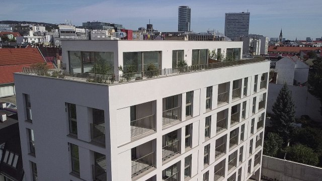 Za návrhem stojí Ing. arch. Michal Diviš, pro kterého je typická udržitelná architektura a citlivá práce s materiály.