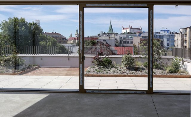 Kombinace architektonického přístupu, moderních technologií a vhodně zvolených konstrukčních řešení umožnila vytvořit klidné bydlení uvnitř městského bloku.