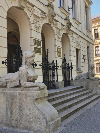 V Hradci Králové narazíte na motiv lva téměř na každém kroku. A nechybí ani u Pedagogické fakulty Univerzity Hradec Králové, kde sfingy hlídají vstup do budovy.