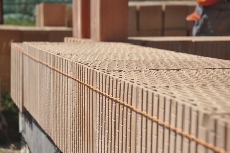 Cihly HELUZ mají masivní konstrukci, díky které jsou pevné a dobře drží teplo – v zimě pomáhají šetřit na vytápění a v létě chrání dům před horkem. Zároveň dobře „dýchají“, takže v interiéru udržují příjemnou vlhkost a zdravé mikroklima.