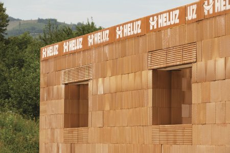 Stavbu z jednovrstvého zdiva HELUZ zvládne šikovný stavebníki svépomocí. HELUZ proto připravil technické příručky i odbornou podporu. U důležitých detailů je však dobré postup konzultovat, aby vše fungovalo tak, jak má.