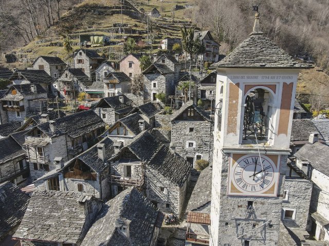 Kamenné domy s břidlicovými střechami dávají Corippu jeho typický vzhled a zvláštní kouzlo. Foto: Stefano Ember, Shutterstock