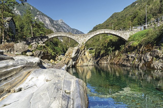 Jen pár kilometrů od Corippa leží ikonický kamenný most Ponte dei Salti v Lavertezzu, jedno z nejznámějších míst celého údolí Verzasca. Foto: Pele61, Shutterstock