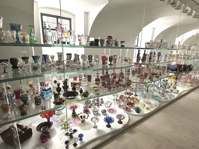 V expozici Galerie na Milovské huti uvidíte 1000 sklářských exponátů ze 17.-21. století.