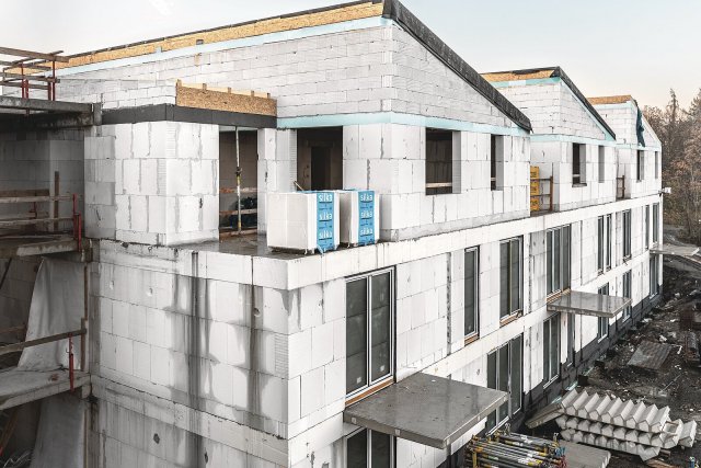 Tvárnice Ytong Jumbo a Silka Tempo v projektu přispěly k rychlejší výstavbě, lepší akustice i efektivnější realizaci konstrukcí.