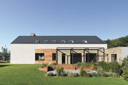 Krytina SATJAM, Rapid DeLuxe v prémiovém hliníkovém provedení AluMat® Stucco na rodinném domě u Ostravy, foto: SATJAM, s.r.o.