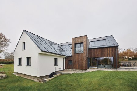 Střešní krytina SATJAM Rapid DeLuxe na rekonstruovaném venkovském domě, autor projektu: Projekční a architektonická kancelář Josef ČERNÝ, foto: Radek Čepelák.